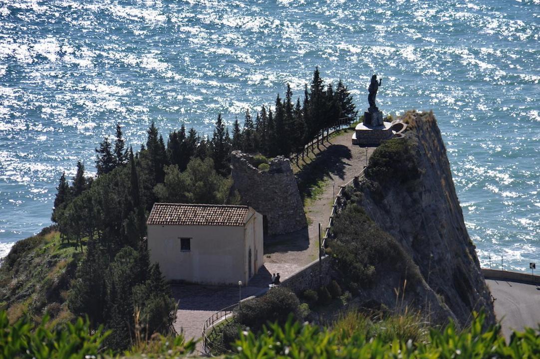 Monolocale Delux, Nel Centro Storico Ed A Pochi Passi Dal Mare Bed & Breakfast Condofuri Marina Bagian luar foto